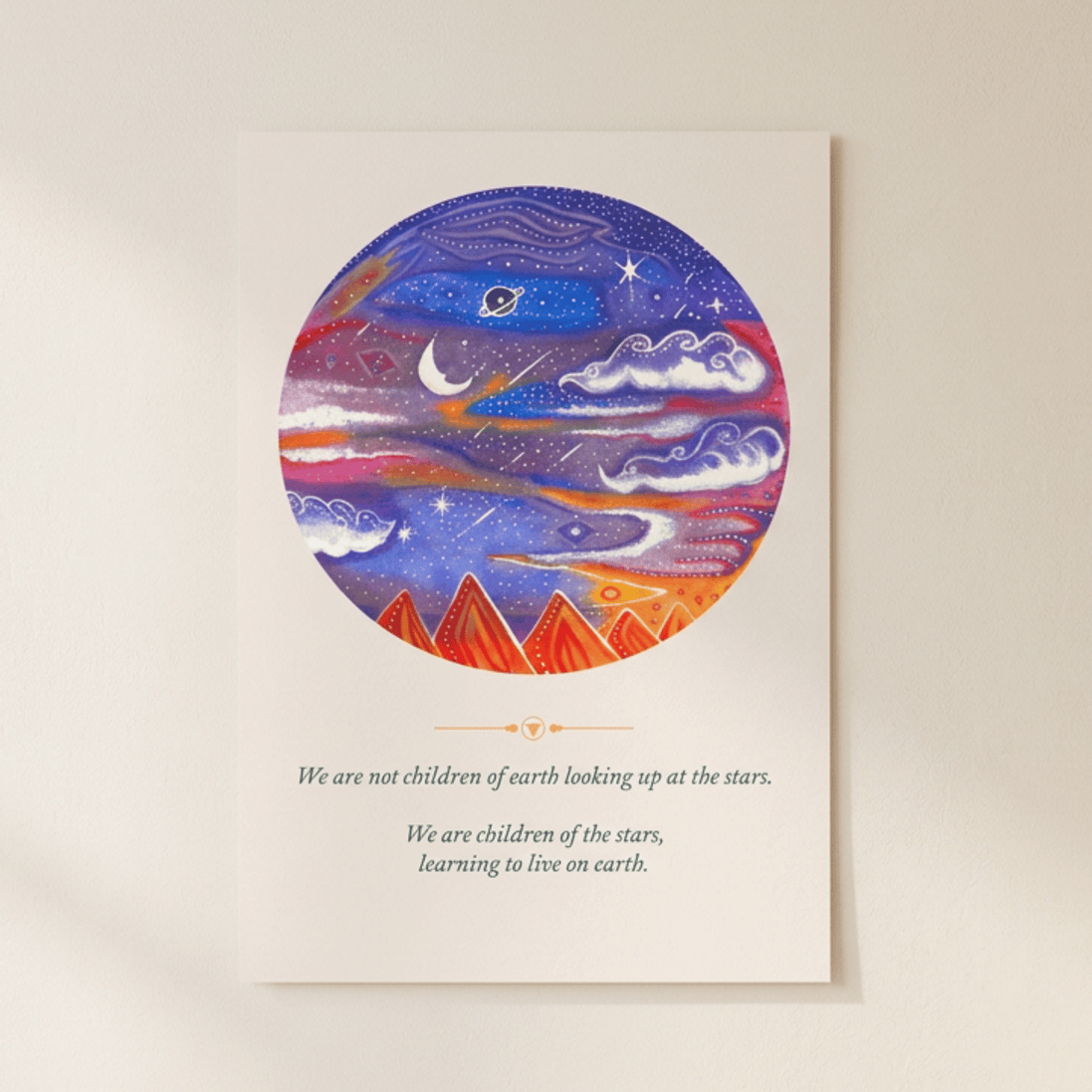 Originaler Kunstdruck „Das Universum in uns“ mit leuchtenden Planeten, Sternen, einer kosmischen Bildwelt und Zitat.