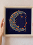 Wandbild mit Halbmond auf tiefblauem Hintergrund, verziert mit wundervollen ornamentalen Ranken.
