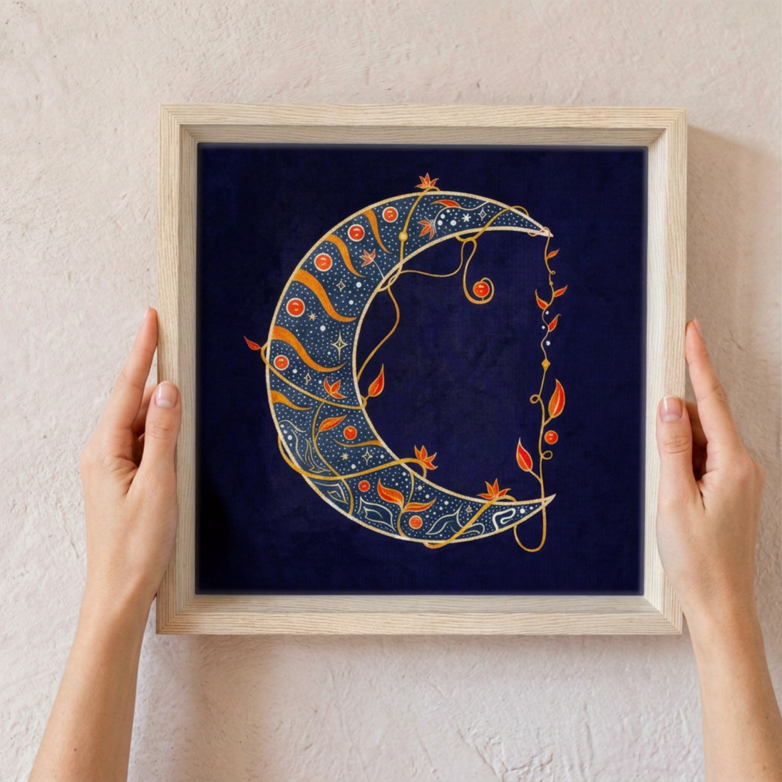 Wandbild mit Halbmond auf tiefblauem Hintergrund, verziert mit wundervollen ornamentalen Ranken.