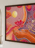 Wandbild mit Lotusblüte in liebevoll geöffneten Händen vor kosmisch-abstraktem orange-lilafarbenem Hintergrund.