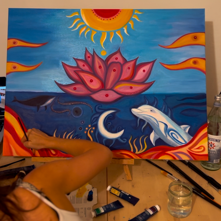 Ölgemälde einer großen, roten Lotusblüte auf dem Meer mit Sonne, Delfinen und Walen, gemalt von Laura Gilliar.