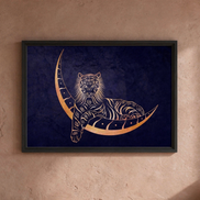 Kunstdruck mit anmutigem Tiger, der in kosmischer Darstellung über einem Halbmond ruht. Eingerahmt an einer Wand.