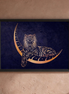 Kunstdruck mit anmutigem Tiger, der in kosmischer Darstellung über einem Halbmond ruht. Eingerahmt an einer Wand.