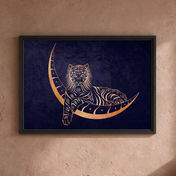 Kunstdruck mit anmutigem Tiger, der in kosmischer Darstellung über einem Halbmond ruht. Eingerahmt an einer Wand.