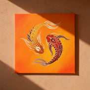 Wandbild mit zwei gold-orangefarbenen Koi-Fischen, die auf warmem orangefarbenem Hintergrund umeinander kreisen.