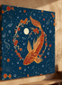 Wandbild mit Gold-orangefarbenem Koi-Fisch auf kosmischem Hintergrund mit bildhaften Elementen und beruhigender Ausstrahlung.