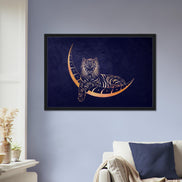Kunstdruck mit anmutigem Tiger, der in kosmischer Darstellung über einem Halbmond ruht. Eingerahmt an einer Wand.