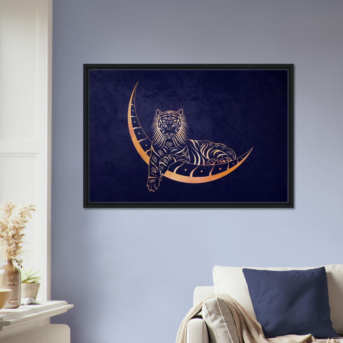 Kunstdruck mit anmutigem Tiger, der in kosmischer Darstellung über einem Halbmond ruht. Eingerahmt an einer Wand.