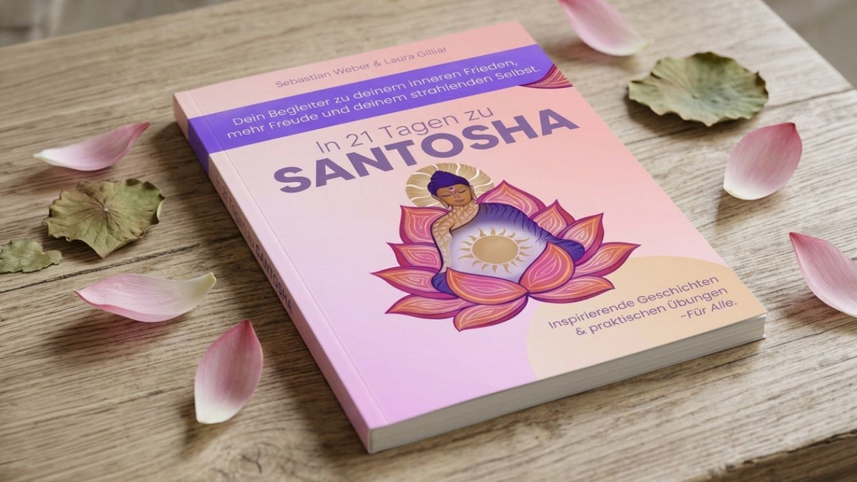 Das Buch "Santosha" in lila-rosanem Cover mit meditierendem Buddha in einem großen roten Lotus, vor dessen Herz eine Sonne erstrahlt.